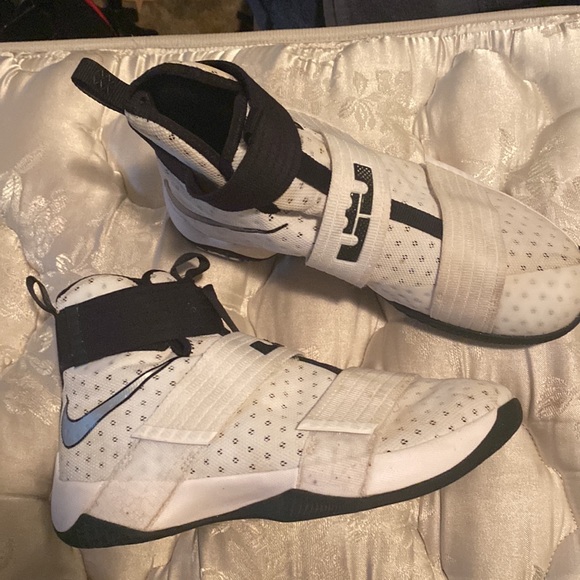 Nike LeBron Zoom Soldier 10 Team
Bank White Basketball Shoes - Picture 3 of 3